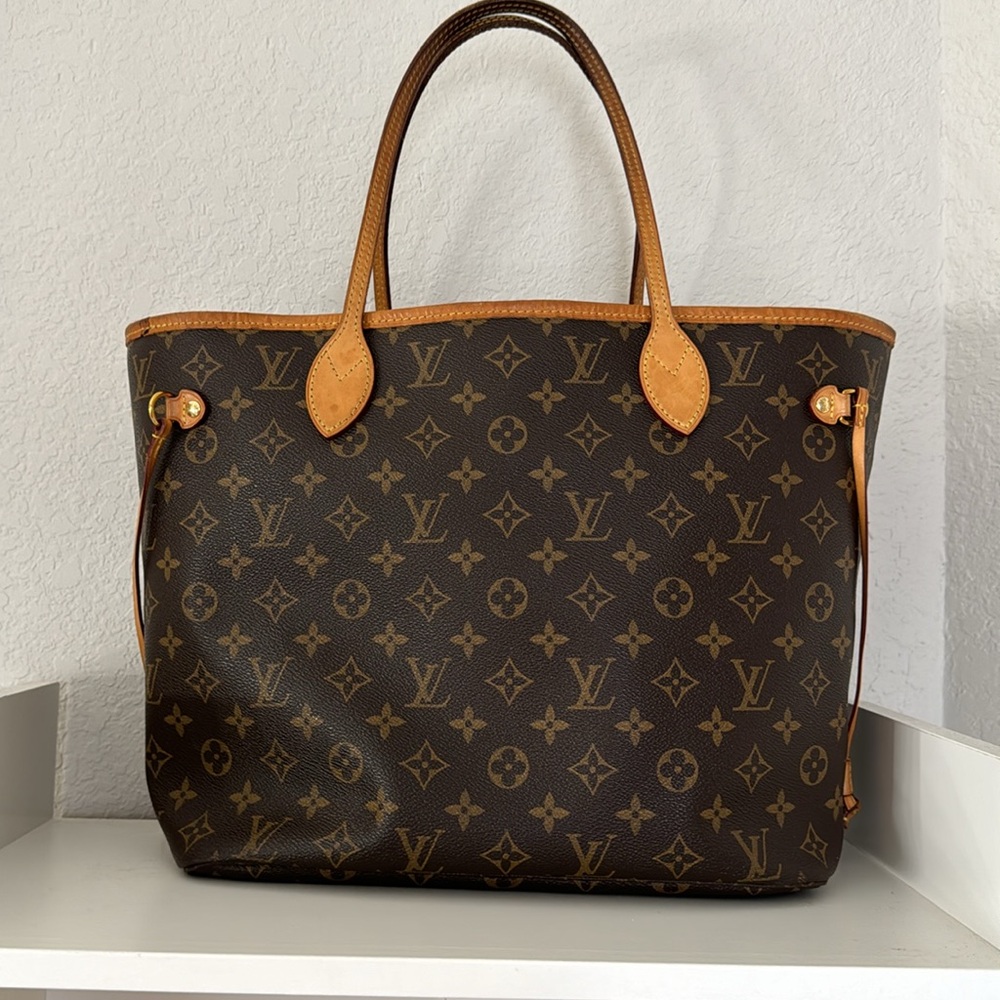 Louis Vuitton GM
Neverfull  tote